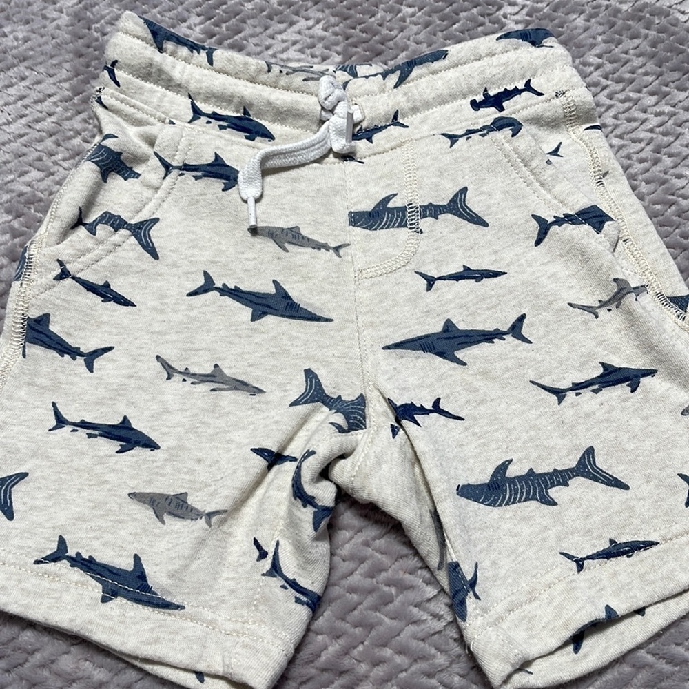 Old navy shark shorts 5 but fits like 4t